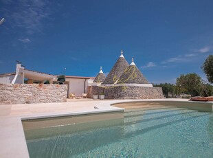 Casa a Castellana Grotte con piscina e giardino