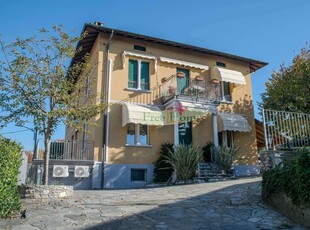 Villa bifamiliare in vendita a Gavirate