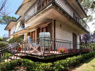 Villa bifamiliare in vendita a Montignoso