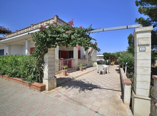 Incantevole casa con barbecue, giardino e piscina