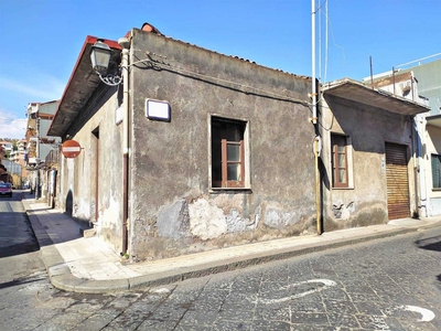 Casa singola in Via Manzoni a Aci Catena
