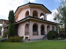 Villa in vendita a Montignoso via Lago,