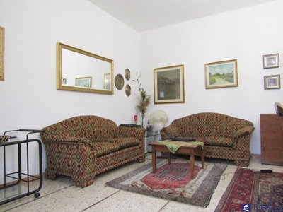 Appartamento a Carrara, 5 locali, 1 bagno, posto auto, 100 m²