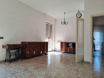 Appartamento a Carrara, 5 locali, 2 bagni, 137 m², 1° piano, ascensore