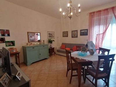 Appartamento a Carrara, 5 locali, 2 bagni, 95 m², 1° piano in vendita