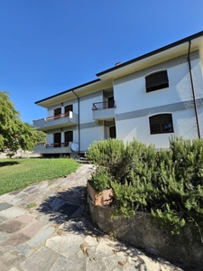 Appartamento a Carrara, 6 locali, 1 bagno, giardino in comune, 140 m²