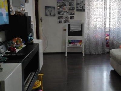 Appartamento a Carrara, 6 locali, 2 bagni, 80 m², buono stato