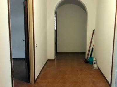 Appartamento a Carrara, 7 locali, 2 bagni, posto auto, 117 m²