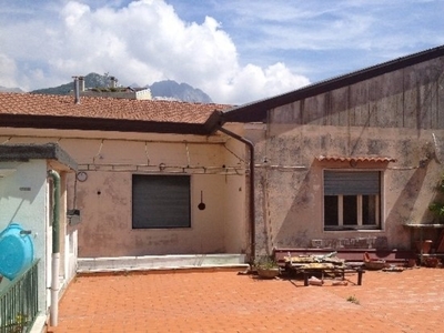 Appartamento a Carrara, 8 locali, 180 m², 1° piano, da ristrutturare