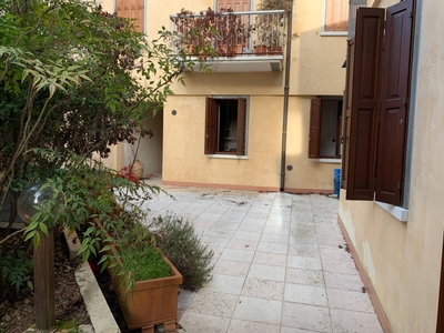 Appartamento a Mantova, 5 locali, 2 bagni, giardino privato, con box