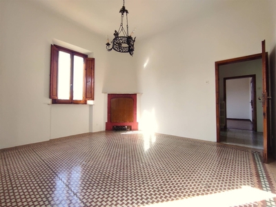 Appartamento a Pistoia, 5 locali, 1 bagno, 160 m², 1° piano, abitabile