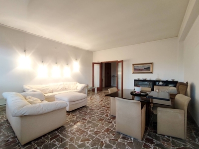 Appartamento a Pistoia, 6 locali, 2 bagni, 154 m², 5° piano, ascensore