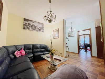 Appartamento in Santa lucia, Uzzano, 6 locali, 2 bagni, garage, 135 m²