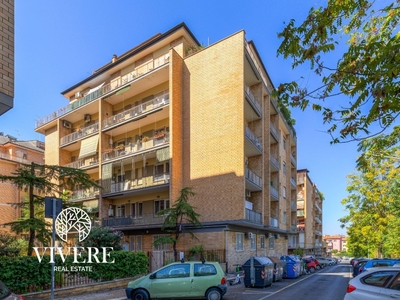 Appartamento in Via Alfredo Comandini, Roma, 6 locali, 2 bagni, 100 m²