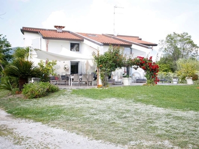 Appartamento in Via bulderini, Carrara, 10 locali, 3 bagni, 200 m²