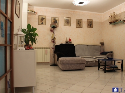 Appartamento in VIA COVETTA, Carrara, 5 locali, 2 bagni, posto auto