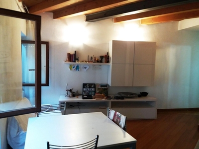 Bilocale a Carrara, 1 bagno, arredato, 50 m², 2° piano, buono stato