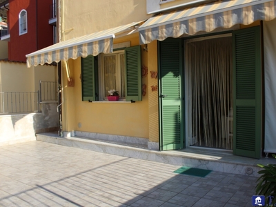Bilocale in VIA BUONARROTI, Carrara, 1 bagno, giardino privato, 55 m²