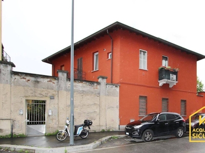 Bilocale in Via Vezza D'oglio, Milano, 1 bagno, giardino privato