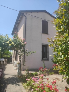 Casa indipendente a Faenza, 4 locali, 1 bagno, 110 m² in vendita