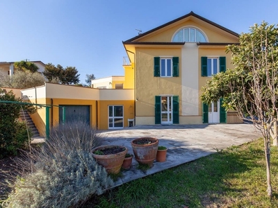 Casa indipendente a Fivizzano, 11 locali, 3 bagni, 240 m² in vendita