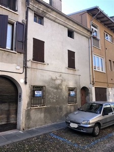 Casa indipendente a Mantova, 10 locali, 4 bagni, giardino privato