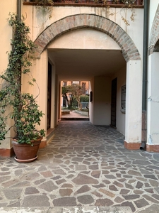Casa indipendente a Mantova, 5 locali, 2 bagni, giardino in comune
