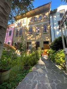 Casa indipendente a Mantova, 8 locali, 3 bagni, giardino privato
