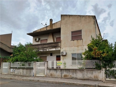 Casa indipendente a Oristano, 14 locali, 3 bagni, arredato, 360 m²