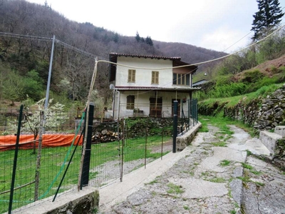 Casa indipendente in Frazione di Zeri, Zeri, 6 locali, 1 bagno, 130 m²