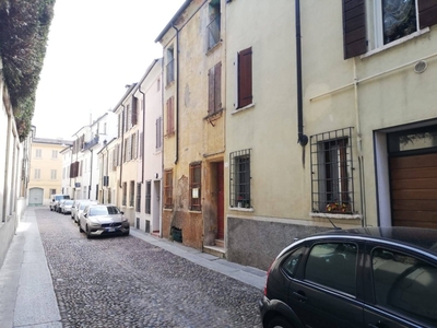 Casa indipendente in Via carducci, Mantova, 8 locali, giardino privato