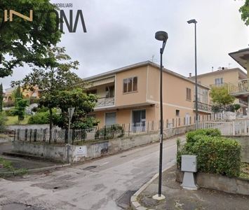 Casa indipendente in Via Cervone, Pescara, 4 locali, 1 bagno, con box