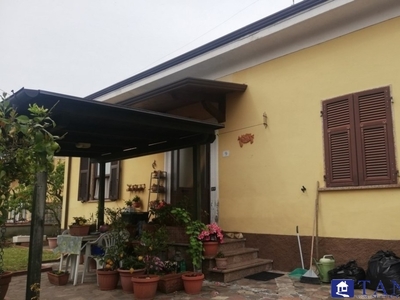 Casa indipendente in VIA FOSSONE BASSO, Carrara, 8 locali, 2 bagni