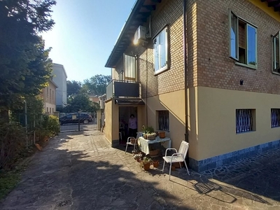 Casa indipendente in Via La Spezia, Modena, 6 locali, con box, 250 m²