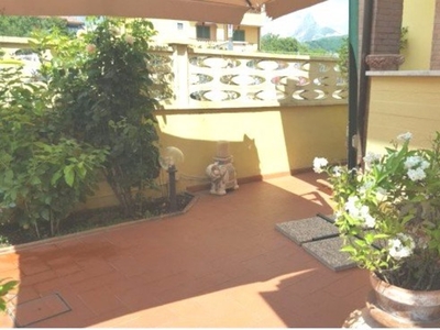 Casa semindipendente a Carrara, 7 locali, 2 bagni, giardino privato