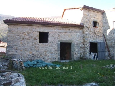 Casa semindipendente a Fivizzano, 4 locali, giardino privato, 100 m²