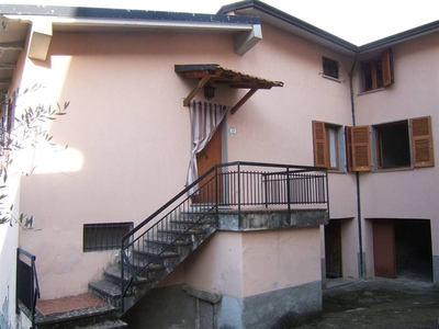 Casa semindipendente a Fivizzano, 5 locali, 1 bagno, 130 m² in vendita