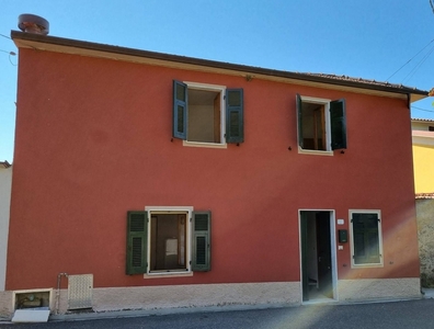 Casa semindipendente a Fivizzano, 5 locali, 1 bagno, 65 m², abitabile