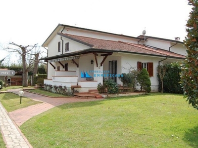 Casa semindipendente a Montignoso, 7 locali, 2 bagni, giardino privato