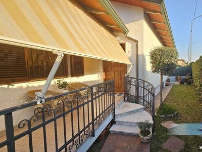 Casa singola a Montignoso, 5 locali, 3 bagni, giardino privato, 180 m²