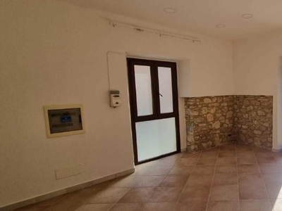 Quadrilocale a Carrara, 2 bagni, 65 m², stato ristrutturato in vendita