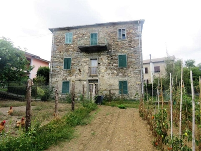 Rustico in Frazione di Zeri, Zeri, 13 locali, giardino privato, 320 m²