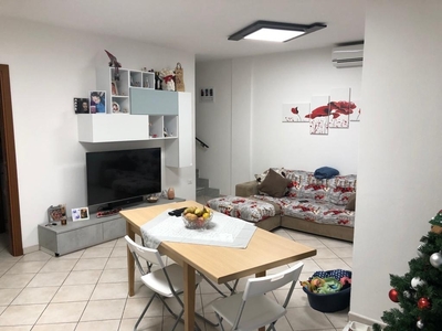 Trilocale a Carrara, 2 bagni, giardino in comune, posto auto, 80 m²