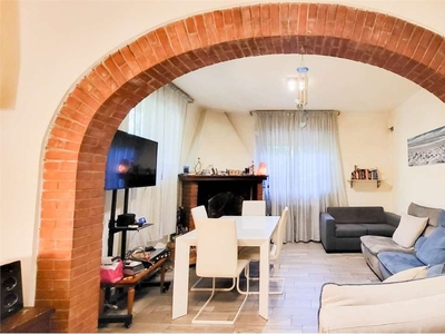 Trilocale a Pistoia, 1 bagno, giardino privato, 90 m², buono stato