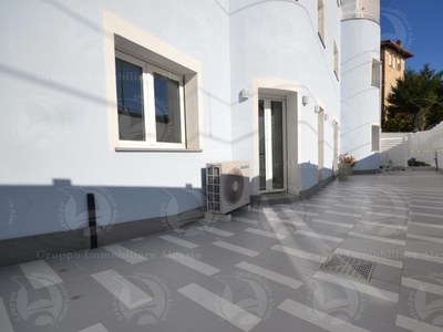 Trilocale ad Alassio, 2 bagni, con box, arredato, 120 m², terrazzo