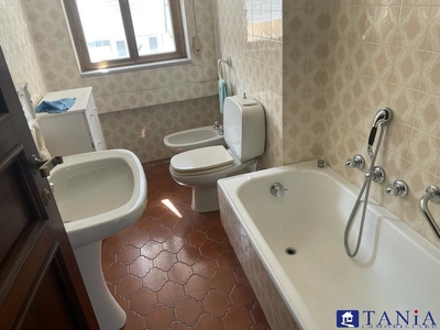 Trilocale in VIA CAVOUR, Carrara, 1 bagno, 50 m², 4° piano, abitabile