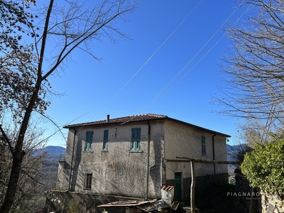 Casa indipendente a Bagnone, 8 locali, 2 bagni, giardino privato