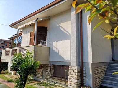 Villa a Carrara, 8 locali, 2 bagni, giardino privato, 180 m²