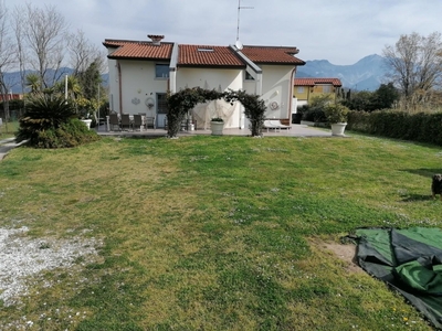 Villa a Carrara, 8 locali, 2 bagni, giardino privato, posto auto