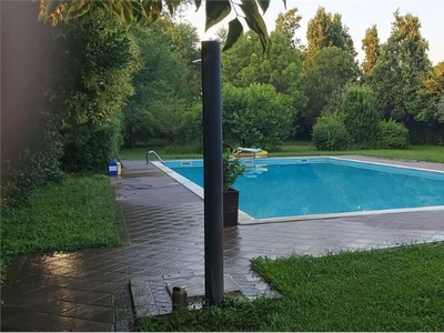 Villa a Mantova, 8 locali, 4 bagni, giardino privato, garage, 500 m²